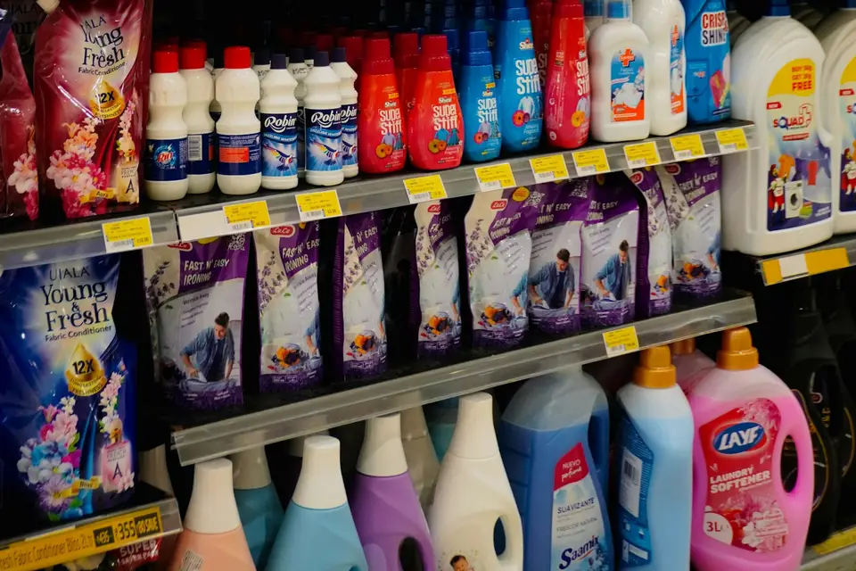Prateleiras com produtos de limpeza